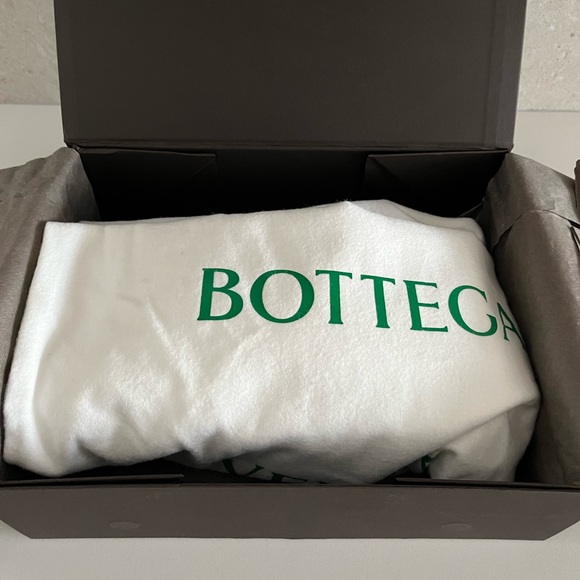 👛  Bottega Veneta Mini Pouch Mist in buttery soft Leather BNIB - Picture 5 of 10